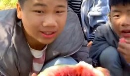 农村吃网红瓜视频,趣味视频背后的乡村生活